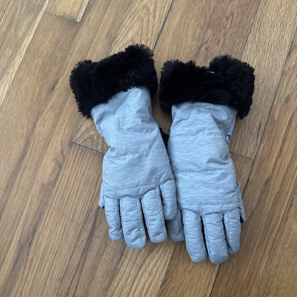 THE NORTH FACE Girl's Shasta Gloves Gray and Black Fur Size M